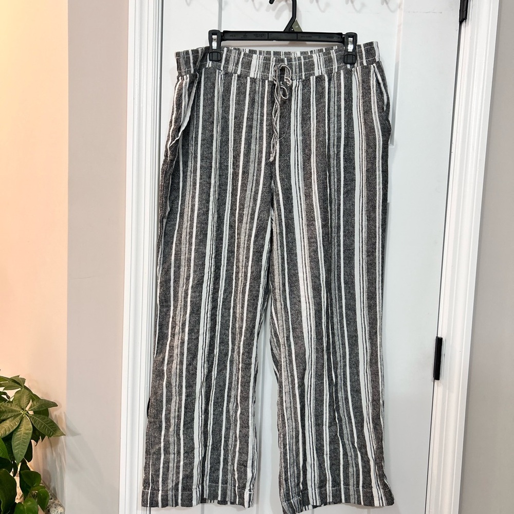 Briggs New York Women's Gray and White Striped Linen Pants